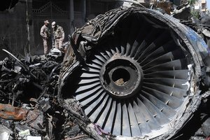 Pakistane 97 gyvybes nusinešusią lėktuvo katastrofą tikriausiai nulėmė žmonių klaida