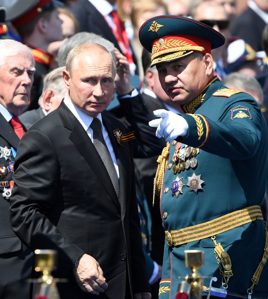 ​Rusijos prezidentas Vladimiras Putinas trečiadienį Maskvos Raudojoje aikštėje priėmė didelį karinį paradą, skirtą paminėti Sovietų Sąjungos pergalės prieš nacistinę Vokietiją 75-osioms metinėms, turėjusį įvykti gegužę, bet atidėtą dėl koronaviruso pandemijos.<br>Reuters/Scanpix nuotr.