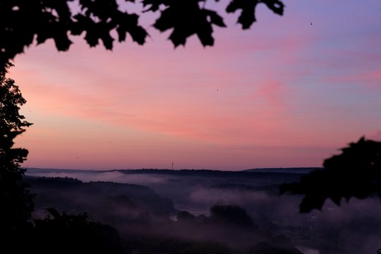 Trumpiausią metų naktį palydėjusieji, Joninių rytą pasitiko stebėdami nuostabaus grožio dangų.<br>T.Bauro nuotr.