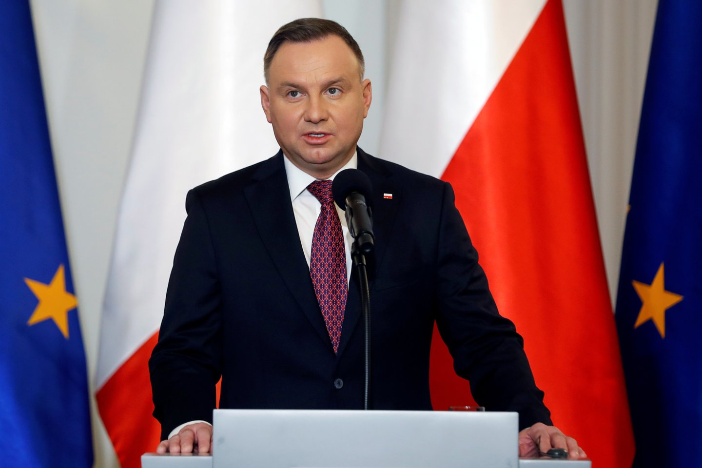 Lenkijos lyderis Andrzejus Duda trečiadienį Vašingtone susitiks su Donaldu Trumpu, tikėdamasis postūmio savo rinkimų kampanijai, bet kelionę gali užtemdyti demaskuojančių pranešimų apie JAV prezidento užsienio politiką padariniai.<br>Reuters/Scanpix nuotr.
