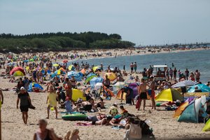 Prie jūros pasitinkantis stendas su A. Verygos nurodymais poilsiautojams – nė motais: žmonės masiškai nugulė paplūdimį