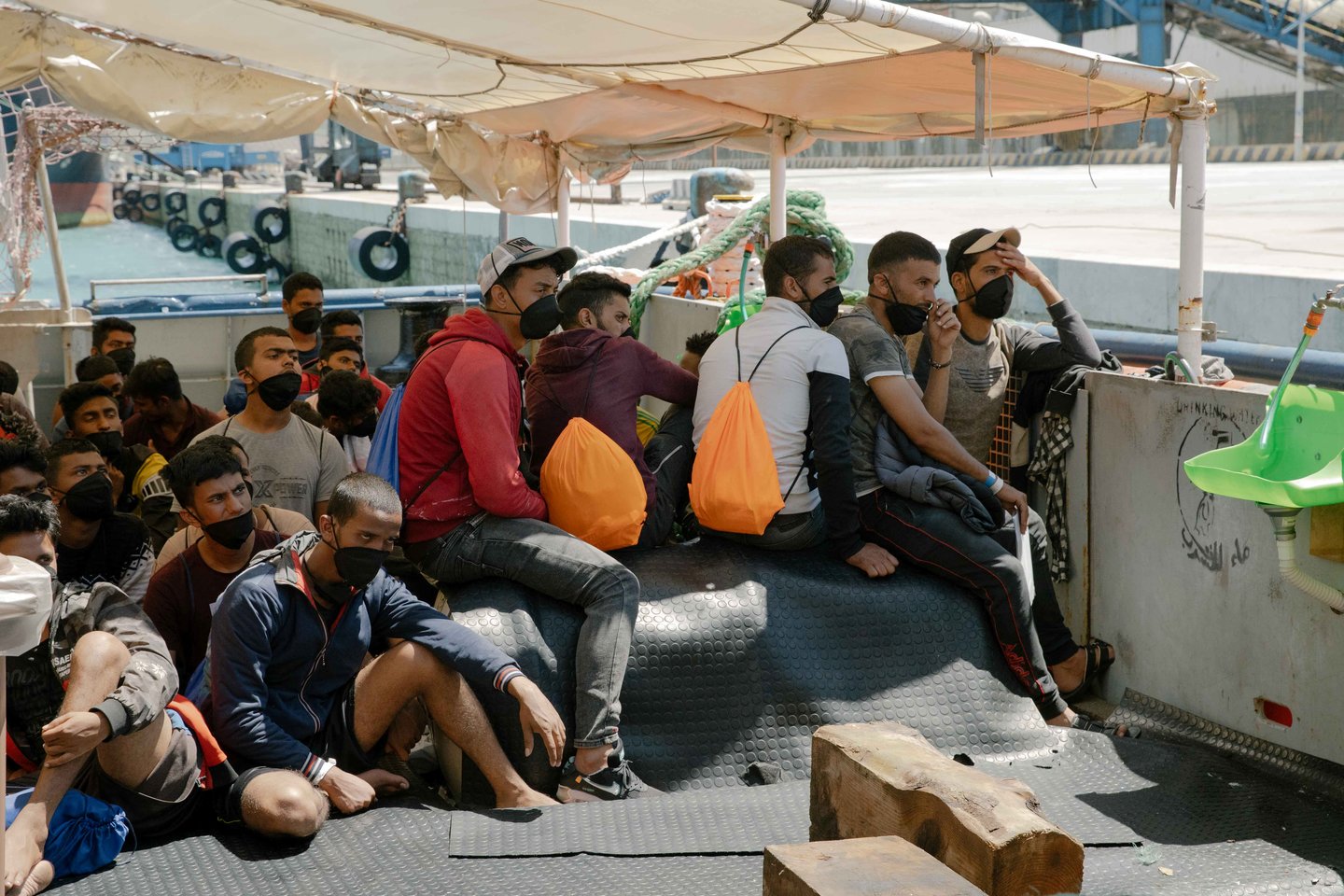 Sicilijos gubernatorius trečiadienį pranešė, kad 28 jūroje išgelbėtiems migrantams testais buvo nustatytas naujasis koronavirusas, taip patvirtindamas naują komplikaciją, Italijai stengiantis suvaldyti per Viduržemio jūrą iš Afrikos nelegaliai plukdomų migrantų srautus.