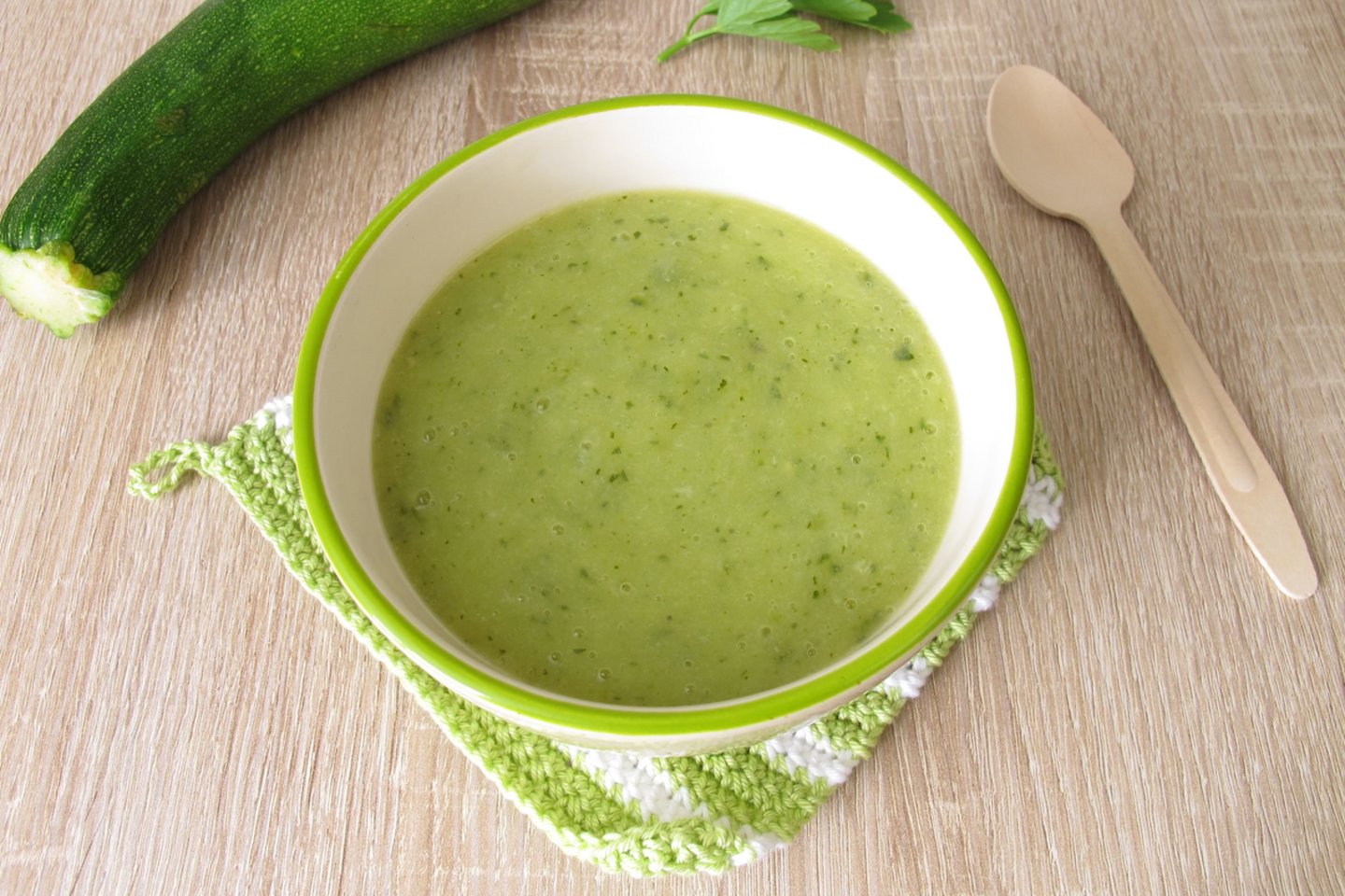 Trinta šalta cukinijų sriuba.<br> 123rf nuotr.