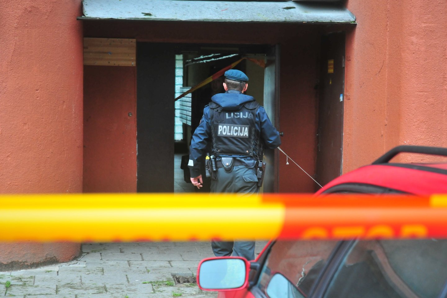 Alytaus policija aiškinasi aplinkybes, kuriomis iškritęs pro balkoną žuvo vyras.<br>A.Vaitkevičiaus asociatyvi nuotr.
