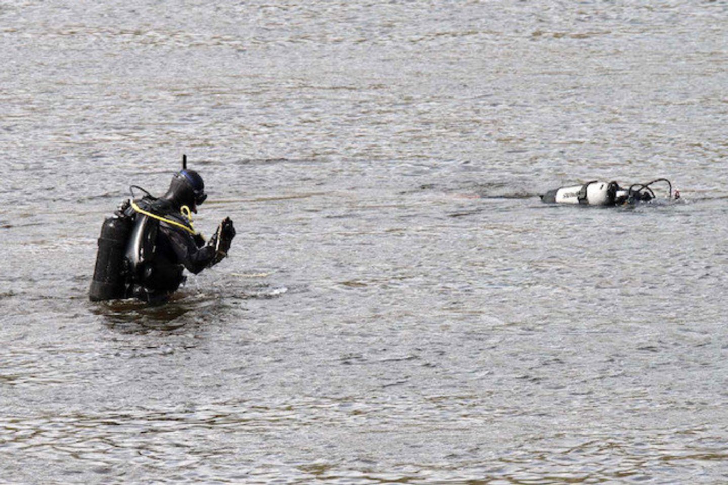  Lampėdžio ežere narai ištraukė nuskendusį jaunuolį iš Nigerijos.<br> M.Patašiaus asociatyvioji nuotr.