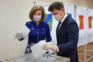 Rusijoje prasidėjo balsavimas dėl konstitucijos pakeitimo: atvykti prie balsadėžių vilioja ir kuponais