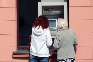 „Luminor“ pataria savaitgalį turėti grynųjų – neveiks kai kurios banko paslaugos
