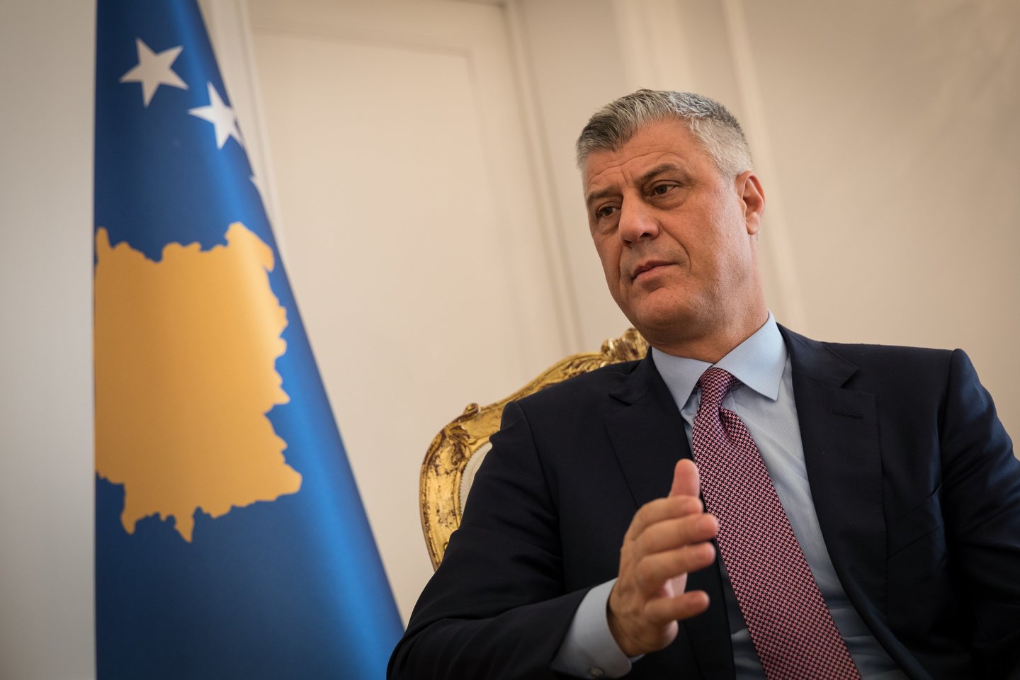 Planuotas Belgrado ir Prištinos viršūnių susitikimas Baltuosiuose rūmuose ketvirtadienį žlugo, Kosovo premjerui Avdullahui Hoti atšaukus kelionę į Vašingtoną po to, kai tą patį padarė prezidentas Hashimas Thaci (nuotr.), Hagoje apkaltintas karo nusikaltimais.