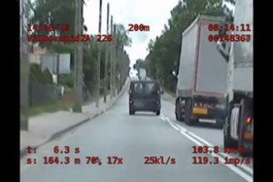 Nesitikėjo, kad filmuos nežymėtas policijos automobilis: Lenkijos kelyje lietuvis įžūliai pažeidinėjo KET