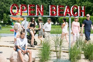 Lukiškių aikštės paplūdimyje iškabinti angliški užrašai pažeidžia įstatymą