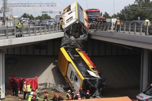 Varšuvoje nuo viaduko nulėkė autobusas, yra žuvusių