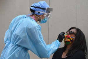 COVID-19 protrūkis JAV intensyvėja: stabdomi suplanuoti žingsniai, kurie leistų grįžti į įprastas vėžes