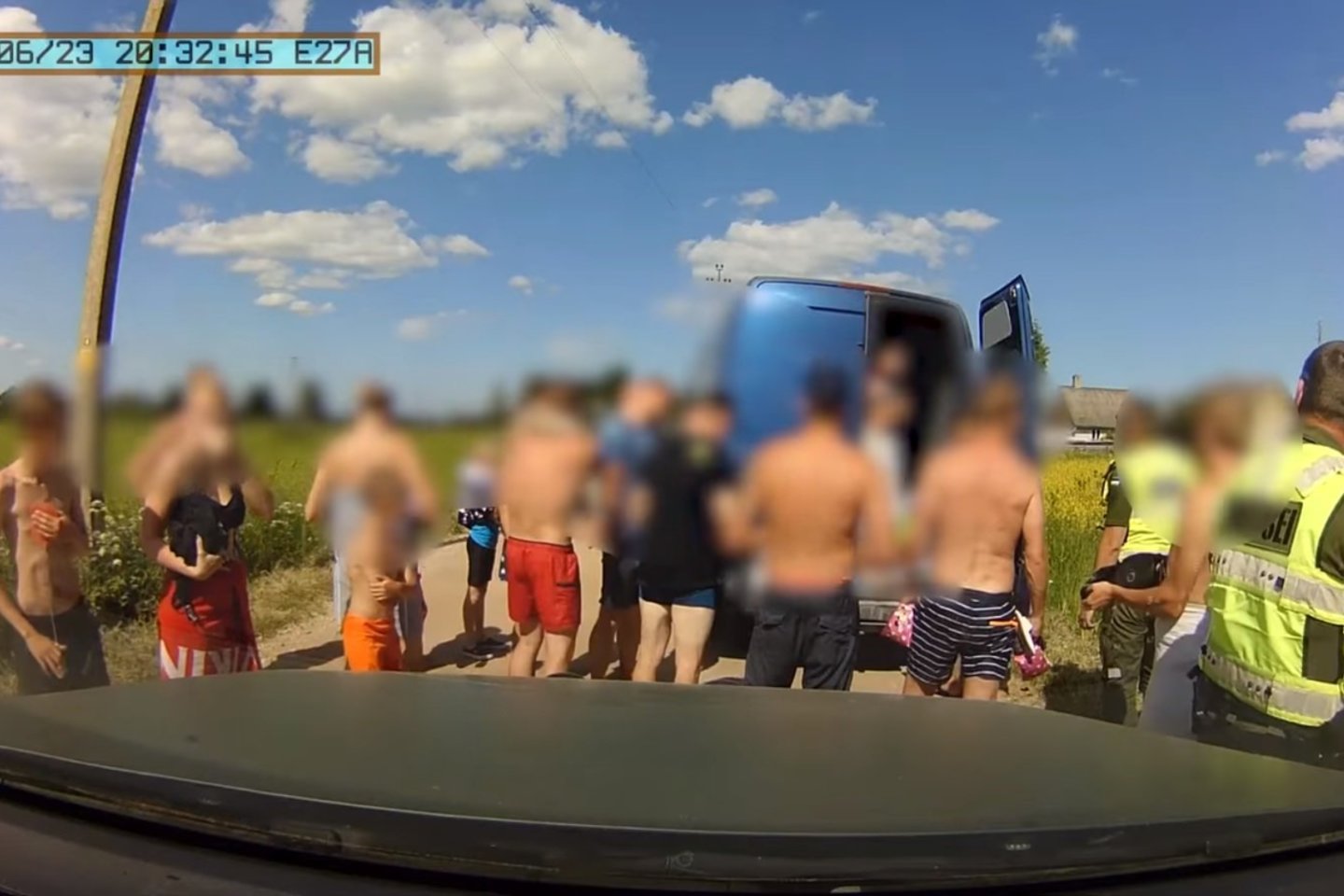 Estijoje sustabdytas šešiavietis automobilis su 29 keleiviais.