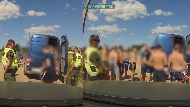 Estijos policija paviešino vaizdo įrašą, kaip iš sustabdyto šešiaviečio automobilio išlipo net 29 keleiviai