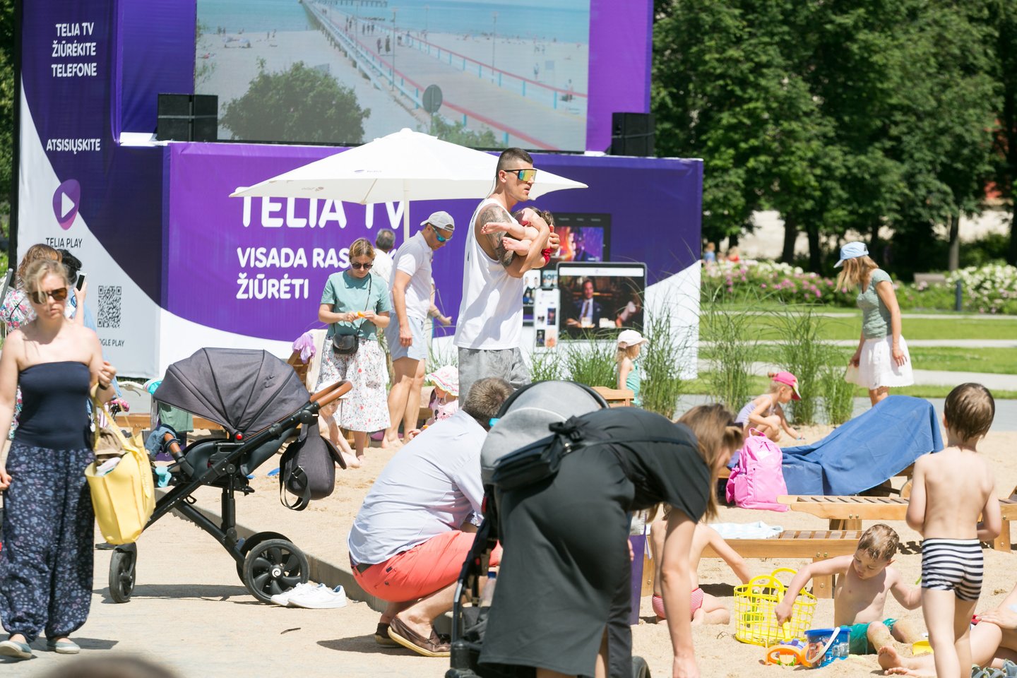  Apie Vilniuje įrengtą paplūdimį prakalbo ir užsienio žiniasklaida.<br>T.Bauro nuotr.