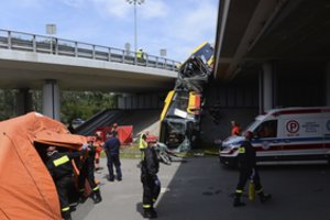 Nuo viaduko Varšuvoje nukritusio autobuso vairuotojo kraujyje – narkotikai