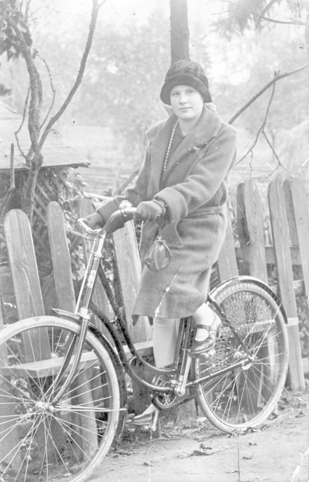Iš fotoparodos „Dviračių istorijos Lietuvoje, XX a. pirmoji pusė“. Moteriškas dviratis „Opel“.