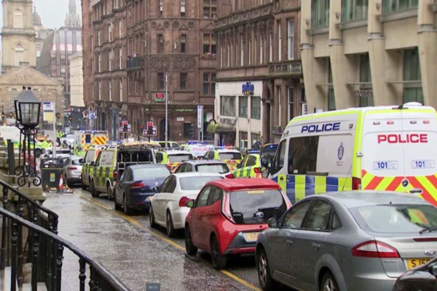 ​Glazgo policija penktadienį pranešė, kad saugumo ir gelbėjimo tarnybos reaguoja į incidentą didžiausio Škotijos miesto centre ir paragino žmones vengti tos teritorijos.<br>AP/Scanpix nuotr.