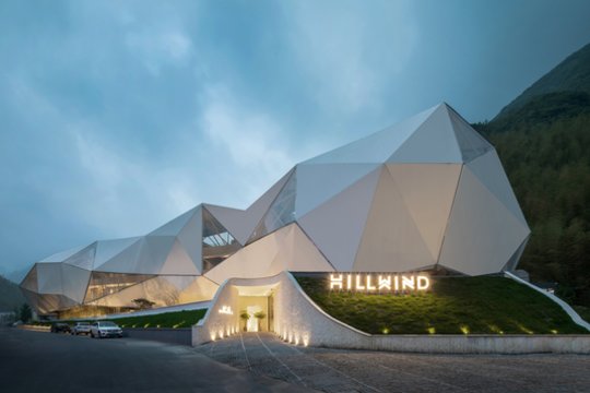 Platininis „A'Design“ apdovanojimas už architektūrą, pastatų ir konstrukcijų dizainą. Kurorto viešbutis „Hill Wind Hotel &amp; Resort“ / architektas Huafang Wang.<br>A' Design Award / archdaily.com nuotr.
