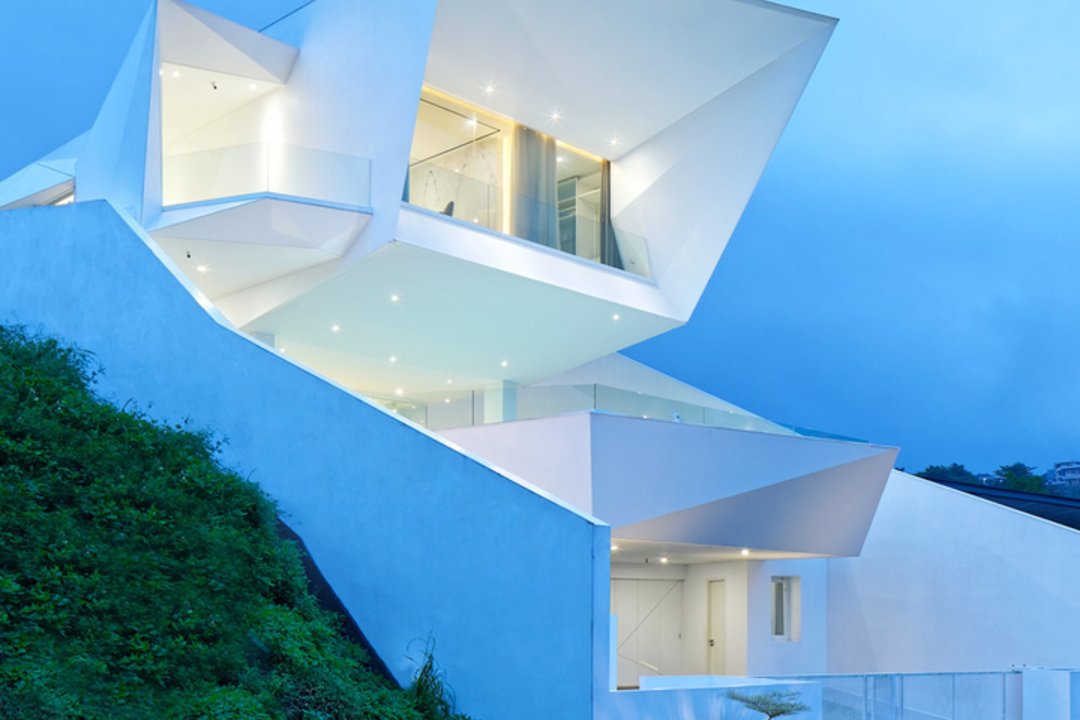 Namas „Z Line House“ / Revano Satria. Pagrindinė architektų idėja – sujungti pagrindines architektūros žinias ir netradicinį dizainą. <br>A' Design Award / archdaily.com nuotr.