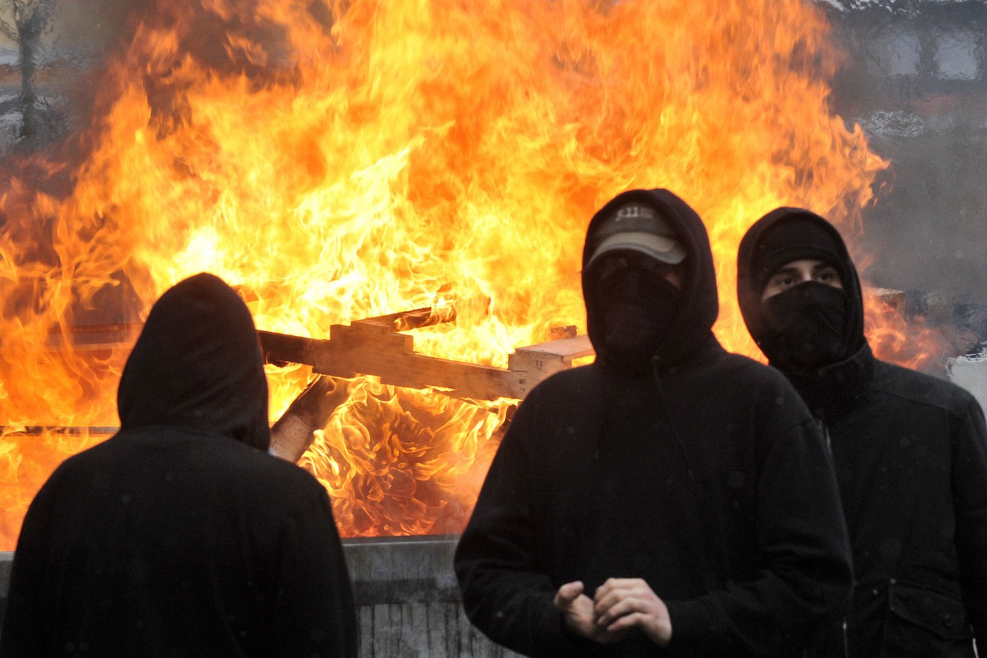 Visame pasaulyje neonacių grupuotės pritraukia jaunus ir pažeidžiamus žmones.<br> AFP/Scanpix nuotr.