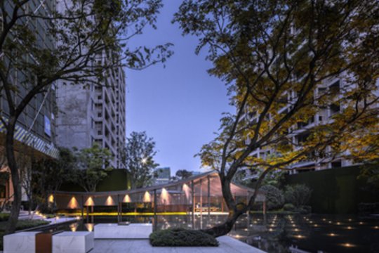 Nine Court Mansion Residential Landscape / Shenzhen IN Lab Design and Consultancy. Šis kraštovaizdžio projektas skirtas prisiminti tradicines Kinijos šaknis, sykiu pagerinti gyventojų gyvenimo kokybę. <br>A' Design Award / archdaily.com nuotr.
