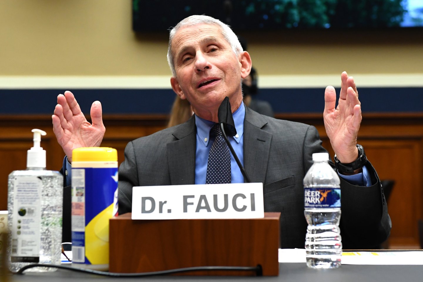 „Šiuo atžvilgiu esame visi kartu, ir vienintelis būdas tai užbaigti – užbaigti visiems kartu“, – kalbėjo A.Fauci.