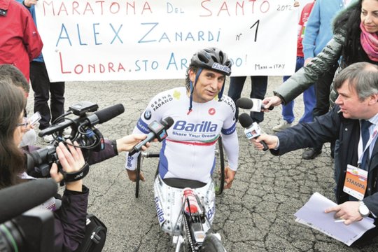 Italijos viltį atsigauti po pandemijos sutraiškė sunkvežimio ratai: defibriliatoriaus reikės visai šaliai