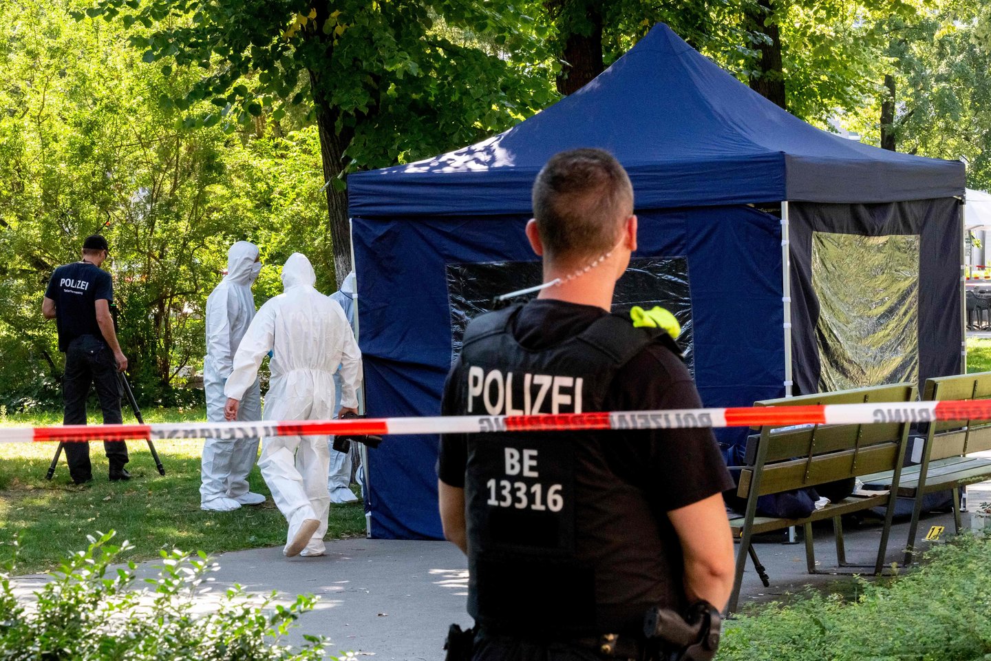 ​Vokietijos prokuratūra ir federalinė kriminalinė policija nustatė antrą galimą įtariamąjį, tirdama didelio atgarsio sulaukusią žmogžudystę, pernai įvykdytą Berlyno Tyrgarteno rajone, penktadienį pranešė savaitraštis „Der Spiegel“.<br>AFP/Scanpix nuotr.