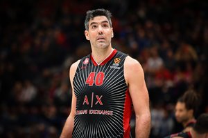 40-metis Luisas Scola nekabina sportbačių ant vinies