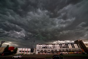 Per Lietuvą praslinko škvalas: lietus skandino prekybos centrą, kruša niokojo daržus, vėjas plėšė stogus