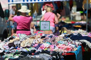 Pajūrio pašonėje įsikūrusiame turguje – žemų kainų rojus: ką ir už kiek galima įsigyti