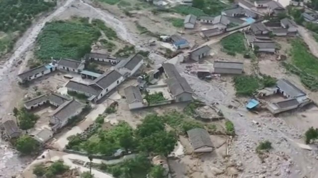 Dėl smarkių liūčių gyventojus teko vaduoti nuo namų stogų: pavojingas potvynis laukia ir sekmadienį