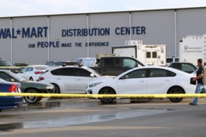 Per šaudynes „Wal-Mart“ skirstymo centre Kalifornijoje žuvo mažiausiai du žmonės