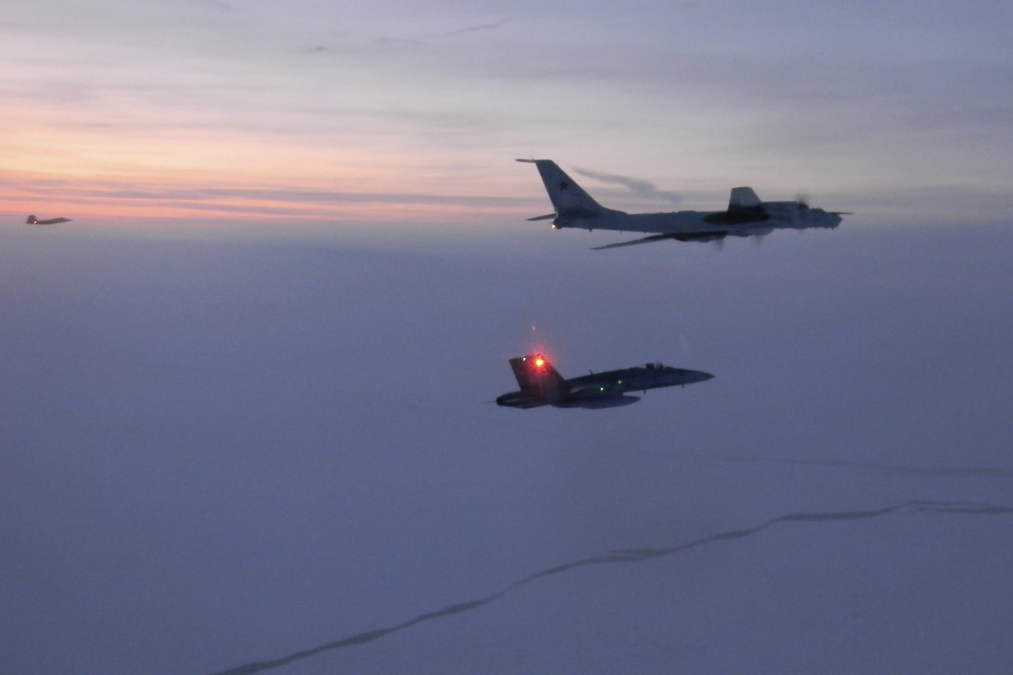  JAV kariniai orlaiviai šeštadienį netoli Aliaskos vėl kilo atpažinti ir lydėti Rusijos žvalgybinių lėktuvų, pranešė JAV kariuomenės vadai.<br> AP/Scanpix nuotr.