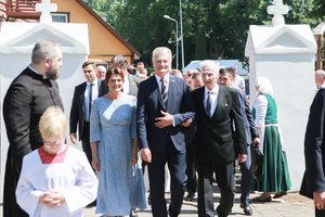 Darbėnuose su žmona ir tėvu apsilankiusį G. Nausėdą įvertino vietiniai: kritikai teigė atėję pažiūrėti, ar aukštas