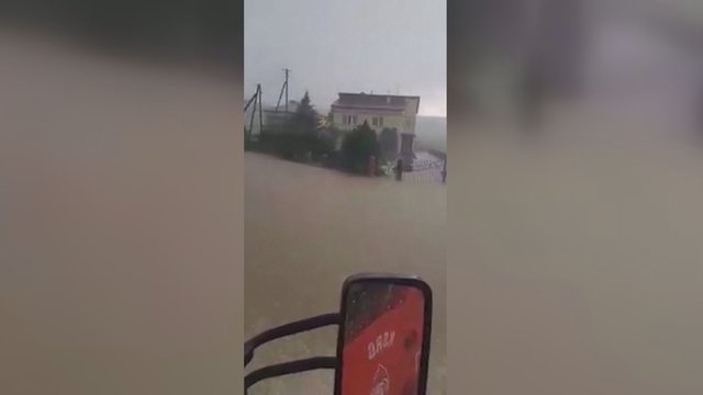 Lenkiją skandina potvynis: gyvenamieji rajonai pavirto milžinišku ežeru