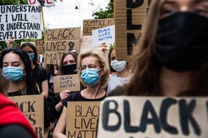 JAV per antirasistinio judėjimo mitingą kilus šaudynėms, žuvo vienas žmogus