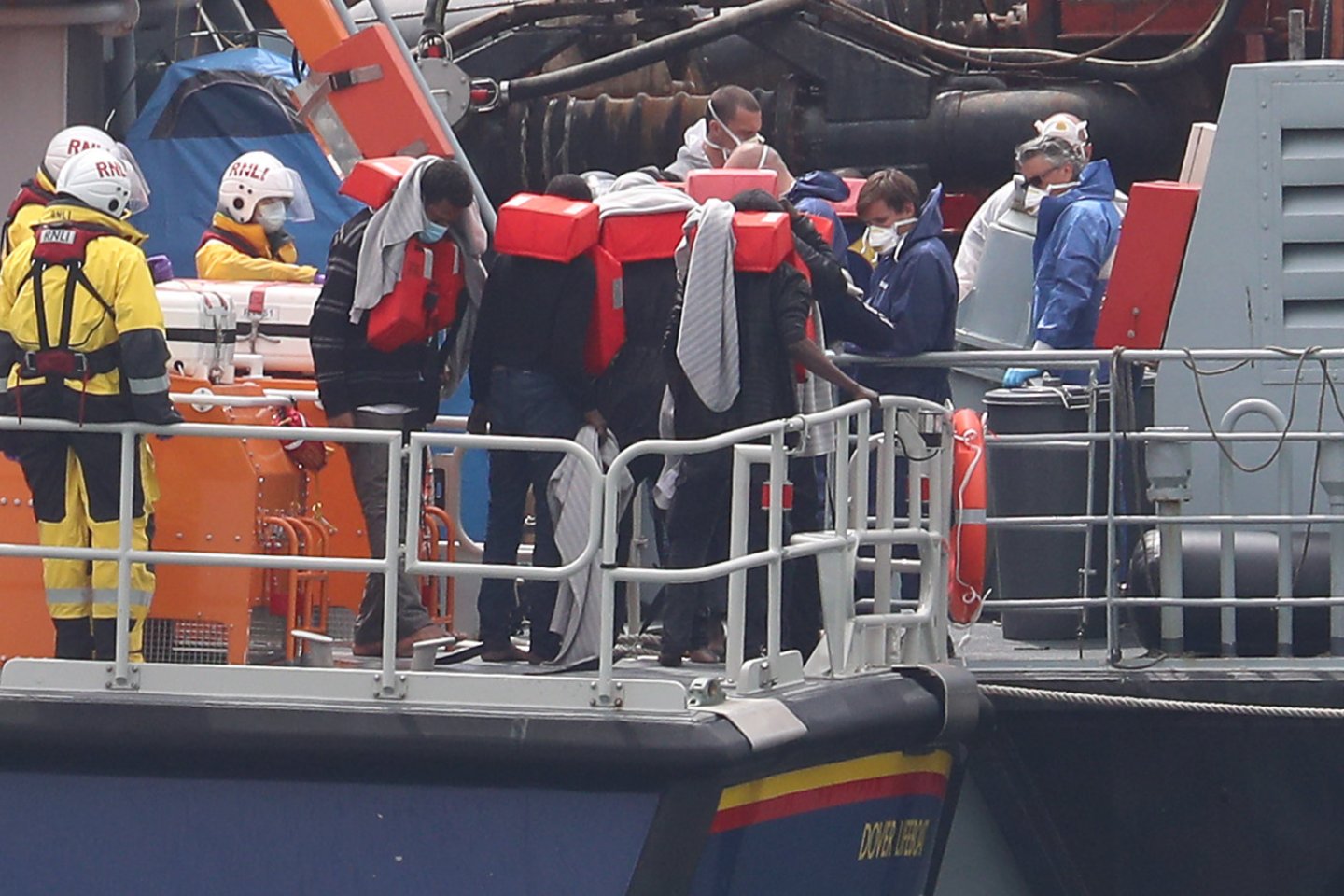  Prie Belgijos pakrantės išgelbėti 15 migrantų, kurie mėgino pasiekti Jungtinę Karalystę, tačiau jų pripučiama valtis ėmė skęsti, sekmadienį pranešė šalies prokuratūra.<br> PA/Scanpix nuotr.