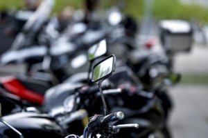Eismo įvykis Vilniaus r.: trūkusi motociklo grandinė sužalojo kito motociklo vairuotoją ir keleivę