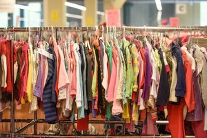 Pelningas dėvėtų drabužių verslas: sučiupta 150 tūkst. eurų pajamų neapskaičiusi įmonė