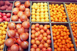 Parduotuvėse – vaisių kainų pasiutpolkė: paaiškino, kas ją lėmė