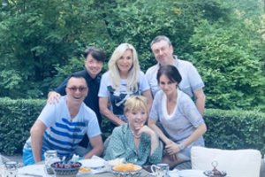 Naujausioje nuotraukoje su bičiuliais Ala Pugačiova atrodo dešimtmečiu jaunesnė