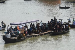 Bangladeše apvirtus keltui žuvo mažiausiai 28 žmonės 