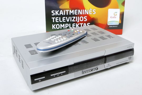 2006 m. prasidėjo skaitmeninės antžeminės televizijos nuolatinės transliacijos. Iš pradžių jas galėjo žiūrėti tik 40 km spinduliu aplink Vilnių gyvenantys žmonės, nuo 2007 m. – žiūrovai Kaune, Klaipėdoje, Panevėžyje ir Šiauliuose.<br>R.Neverbicko nuotr.