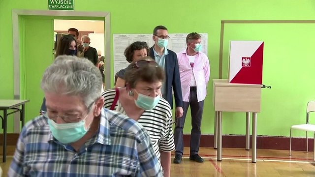 Gausiai balsavę lenkai prezidento dar neišrinko: paaiškėjo, kas varžysis antrame ture