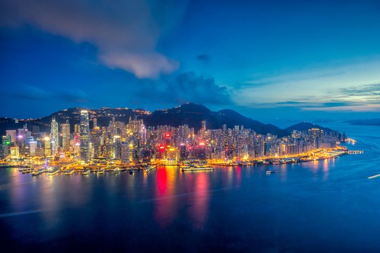 1997 m. Didžioji Britanija, laikydamasi 1984 m. susitarimo, perdavė Kinijai Honkongą. Kinija pasižadėjo 50 metų po teritorijos perėmimo išlaikyti Honkongo autonomiją ir buvusią visuomeninę, ūkinę bei teisinę sistemą.<br>123rf nuotr.