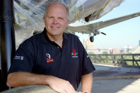 2002 m. amerikietis Steve’as Fossettas baigė skrydį oro balionu aplink pasaulį. Pakilęs birželio 19 d. jis vienas balionu apskrido aplink pasaulį per 14 dienų ir 19 valandų.<br>Reuters/Scanpix nuotr.