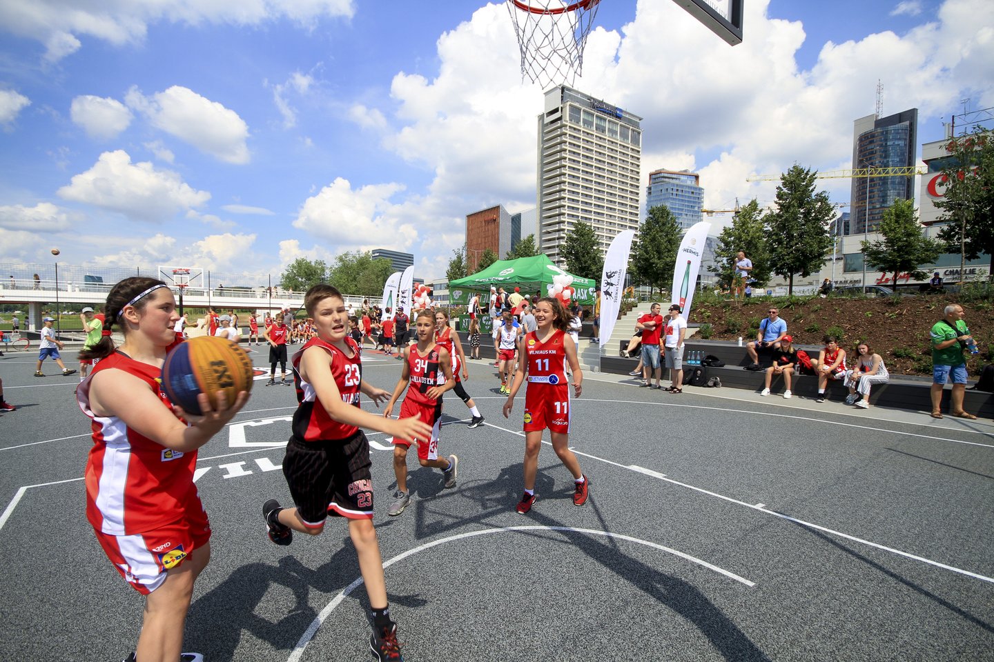 Atidarytą Baltojo tilto aikštyną užplūdo sporto išsiilgę vilniečiai.<br> V.Ščiavinsko nuotr.