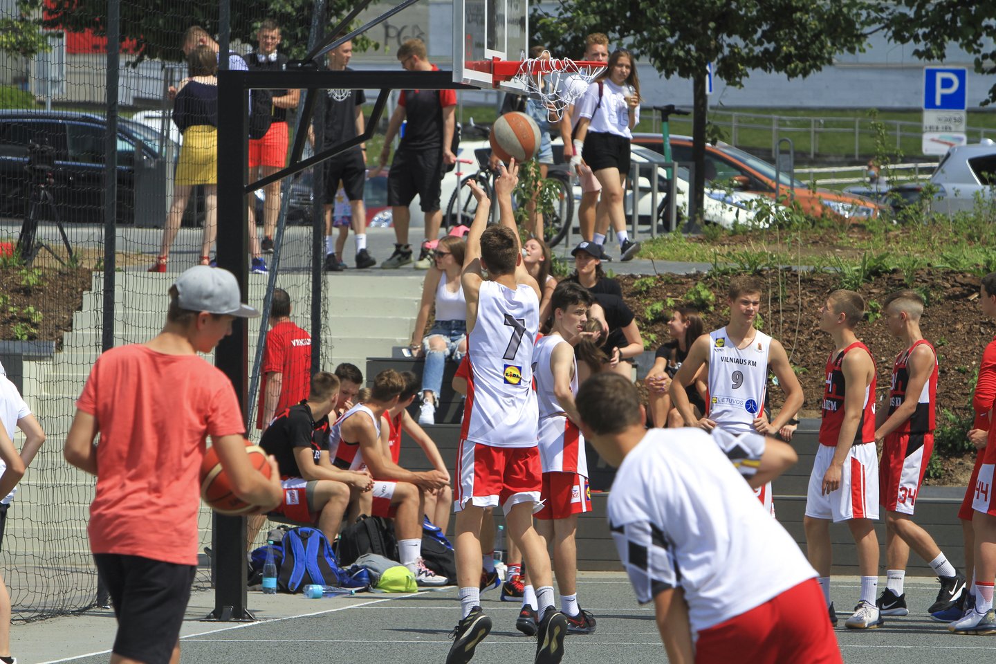 Atidarytą Baltojo tilto aikštyną užplūdo sporto išsiilgę vilniečiai.<br> V.Ščiavinsko nuotr.